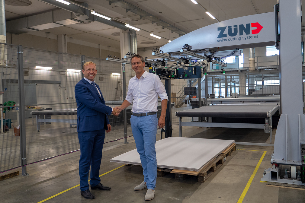 Successful collaboration: Christian Landis (Schmalz) and Oliver Zünd in front of the BHS 150.